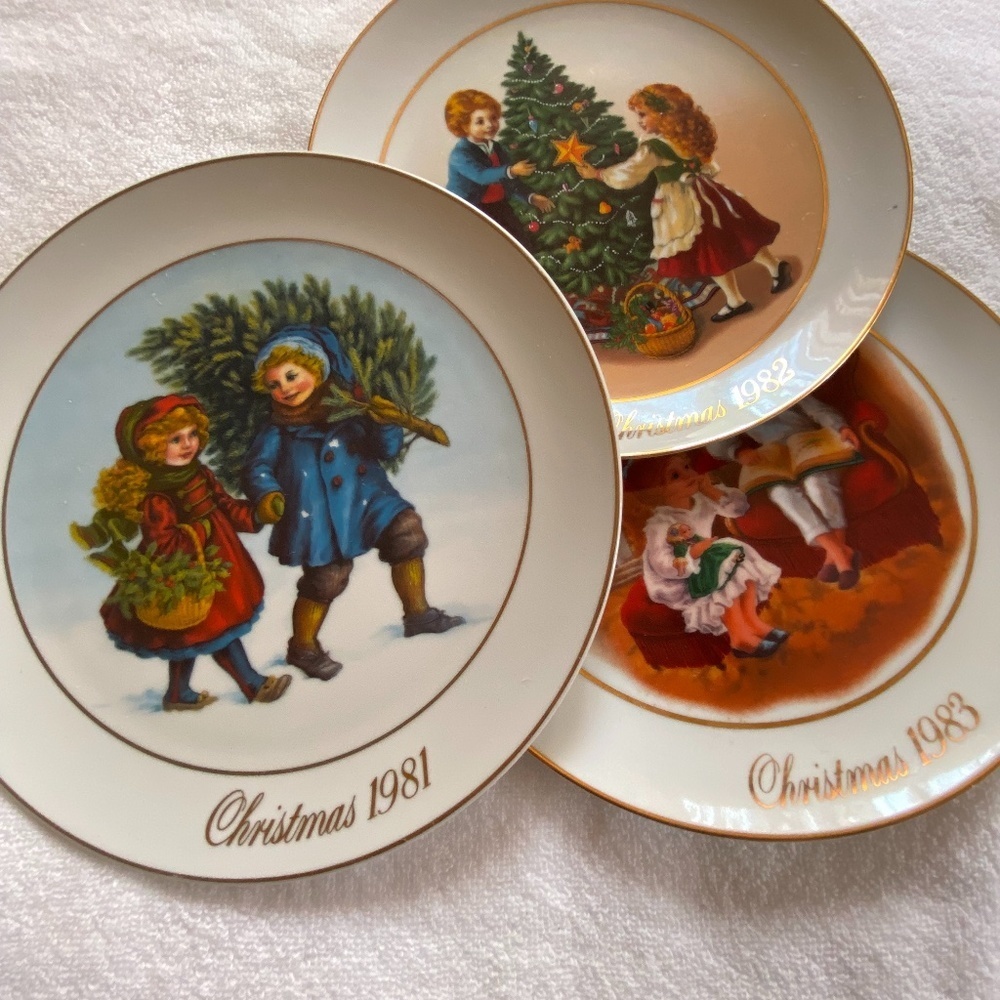 VINTAGE AVON CHRISTMAS PLATE, FIRST SECOND AND THIRD EDITION MEMORY.